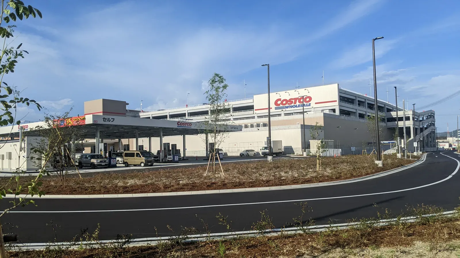 The Financial Logic Behind the Push to Upgrade (By Mr.ちゅらさん, CC BY-SA 4.0)