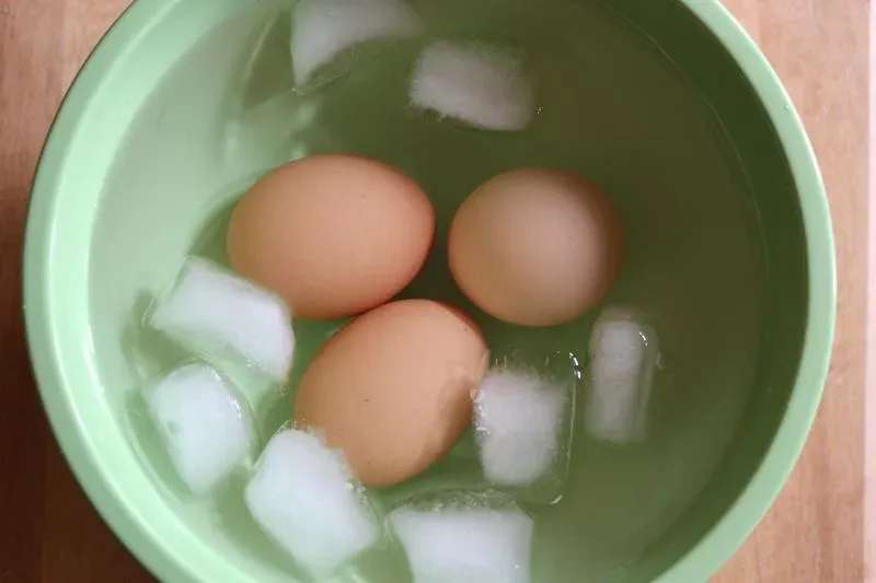 Does the Cold Water Bath Alone Guarantee Easy Peeling? (Andrea_Nguyen, Flickr, CC BY 2.0)
