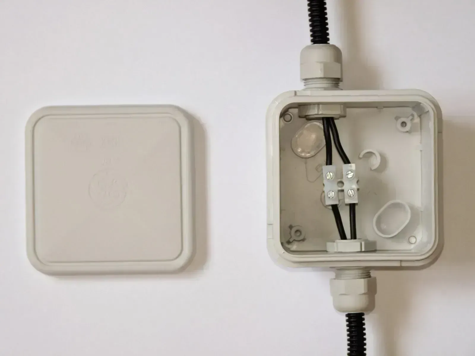 Outdoor Romex Cable Installations (Image Credits: Wikimedia)