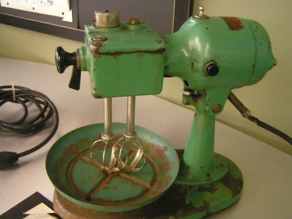 Vintage KitchenAid Mixers: Retro Power in the Kitchen (Image Credits: Flickr)