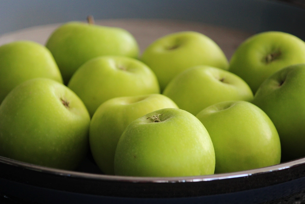 Apples: The Everyday Favorite (image credits: rawpixel)