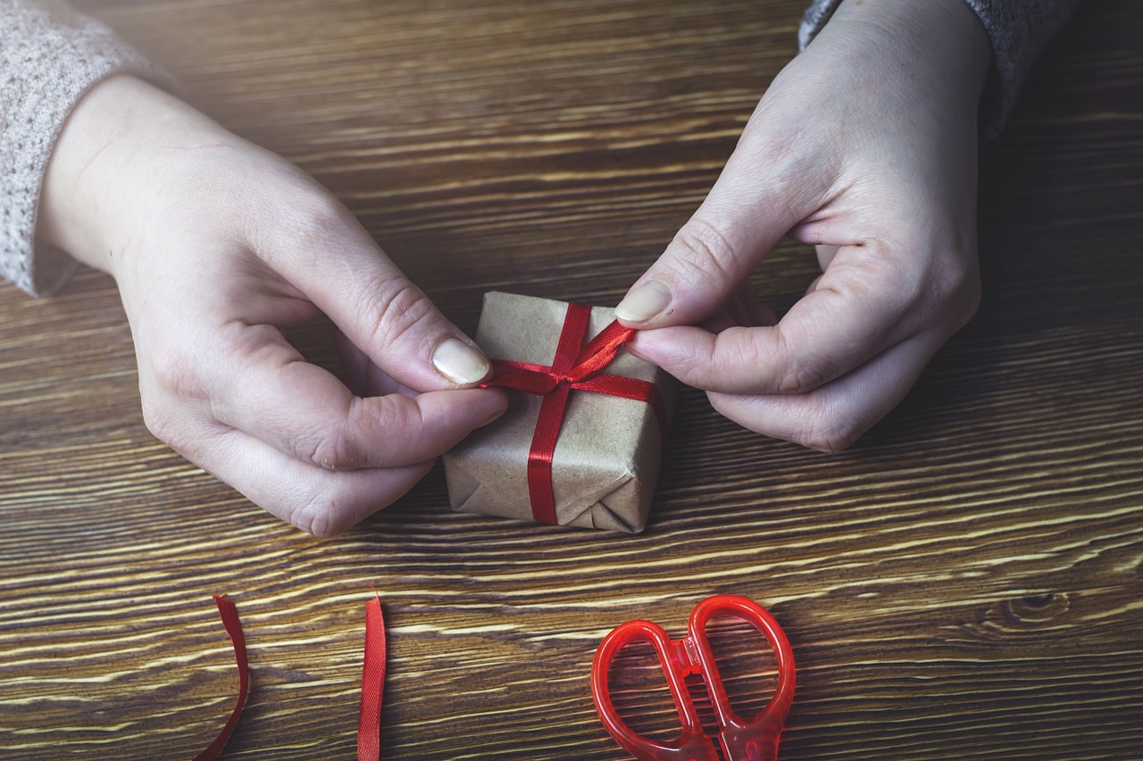 Gifts and Non-Essential Shopping: Thoughtfulness Over Price (image credits: pixabay)