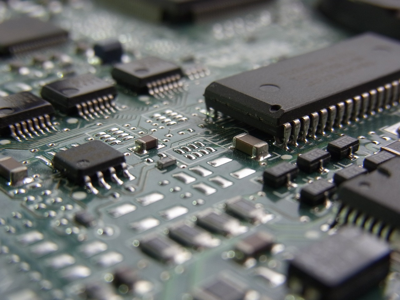 Tech Giants Face Historic Layoffs as Revenue Streams Dry Up (image credits: pixabay)
