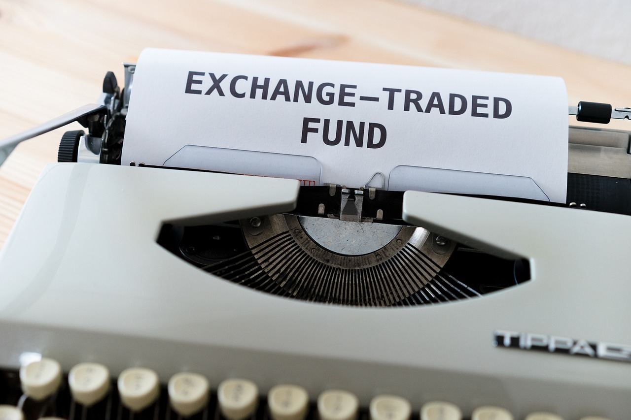 ETF Tsunami: The New Favorite (image credits: pixabay)