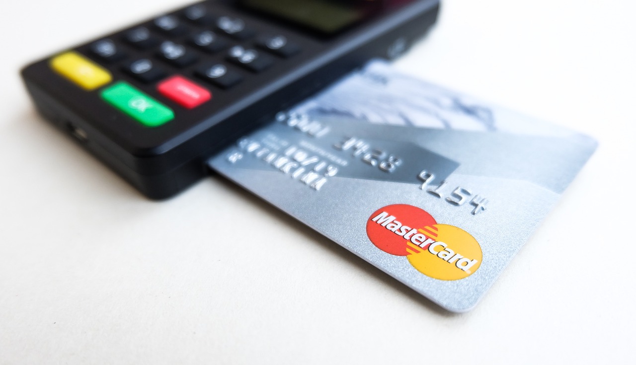 A New Era in Shopping: Cash Loses Its Crown (image credits: pixabay)