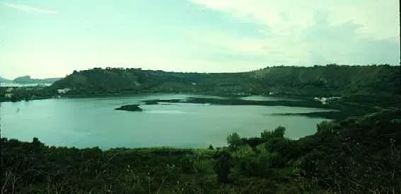 Lake Avernus Near Naples, Italy (Image Credits: Wikimedia)