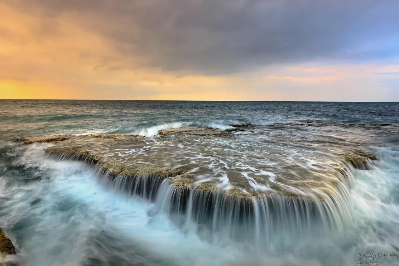1. Tides Are Not Caused by the Moon "Lifting" the Ocean (Image Credits: Pixabay)