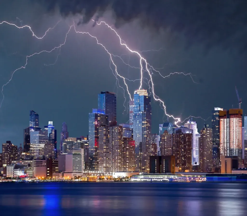 #2: "Heat Lightning" Is a Unique Weather Phenomenon (Image Credits: Rawpixel)