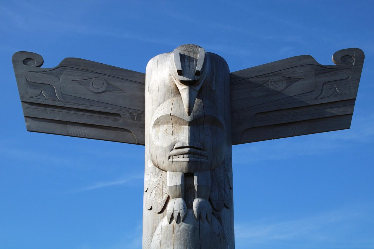Totem Poles - Monumental Family Histories (Image Credits: Pixabay)