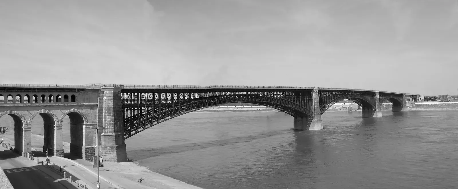 Eads Bridge: The Mississippi River Pioneer (Image Credits: Wikimedia)