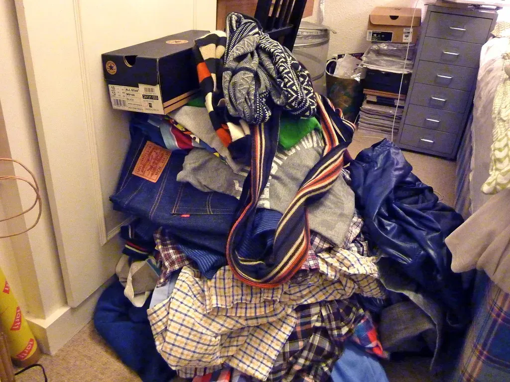 Bedroom Clutter: The More Mess, the More Hiding Spots (Magnus D, Flickr, CC BY 2.0)