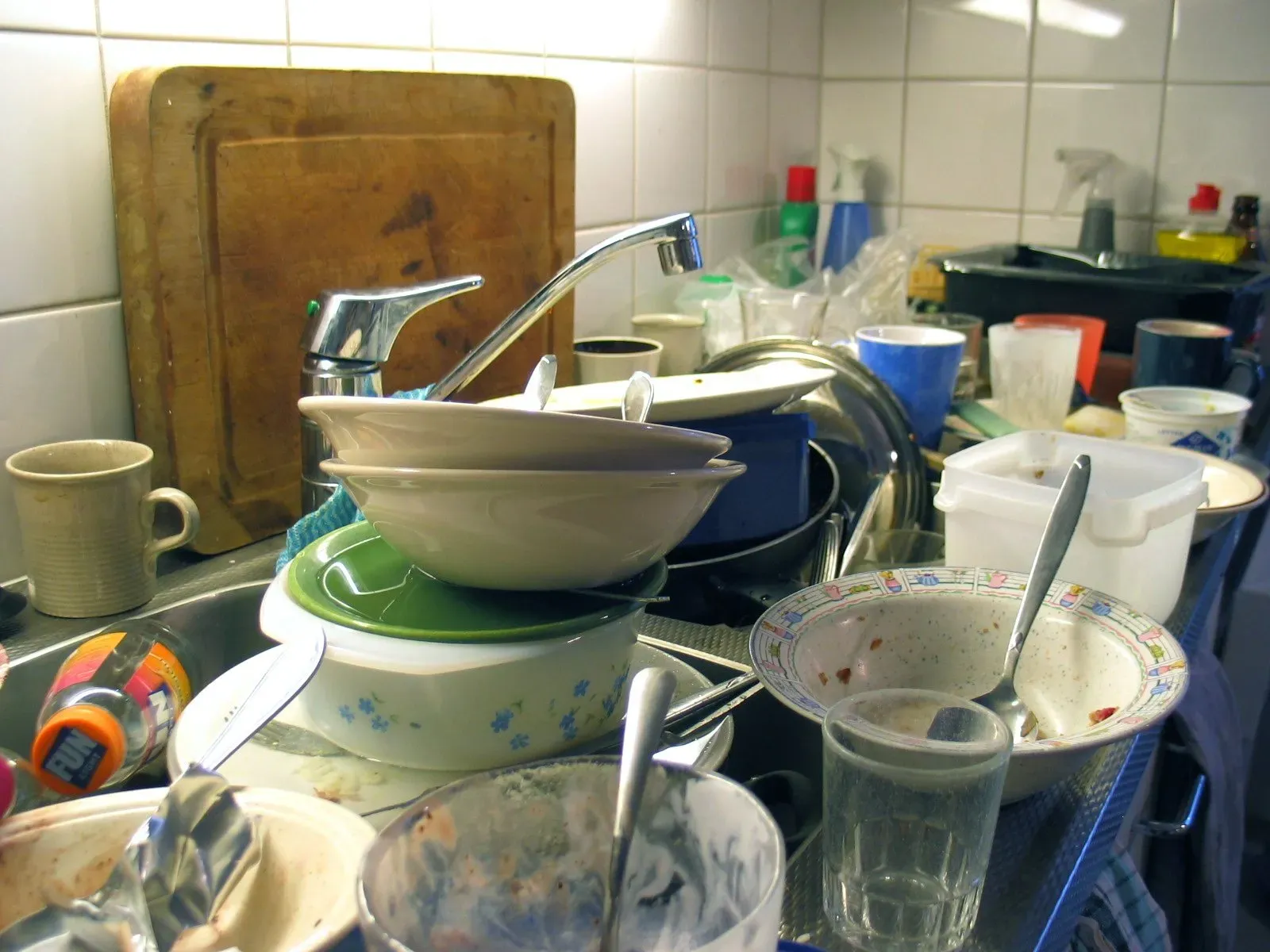 Leaving Dirty Dishes in the Sink Overnight (Image Credits: Wikimedia)