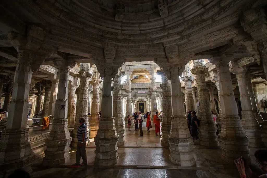 Ranakpur Jain Temple, Rajasthan &ndash; The Temple of 1,444 Unique Pillars (Image Credits: Flickr)