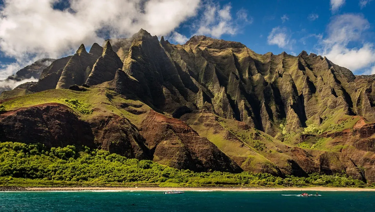 2. Kalalau Trail, Kauai, Hawaii, USA - Paradise With a Body Count (Image Credits: Pixabay)