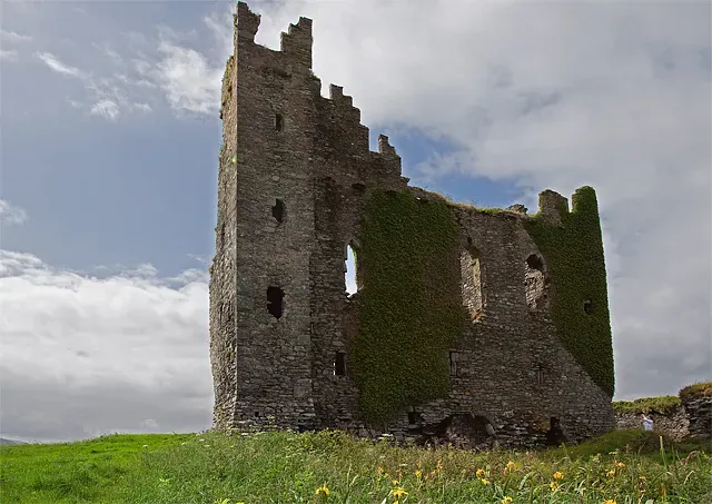 Ballycarbery Castle, Ireland (Image Credits: Wikimedia)
