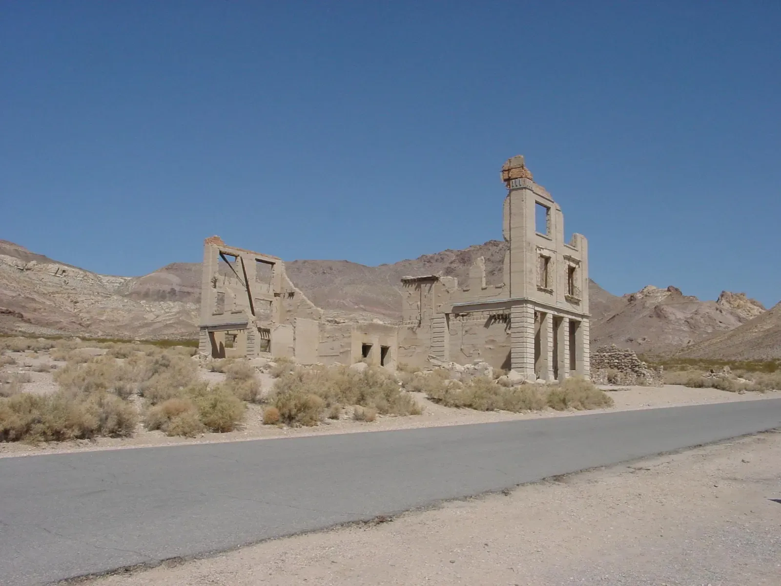 Rhyolite, Nevada – A Desert Dream That Vanished Overnight (Image Credits: Wikimedia)