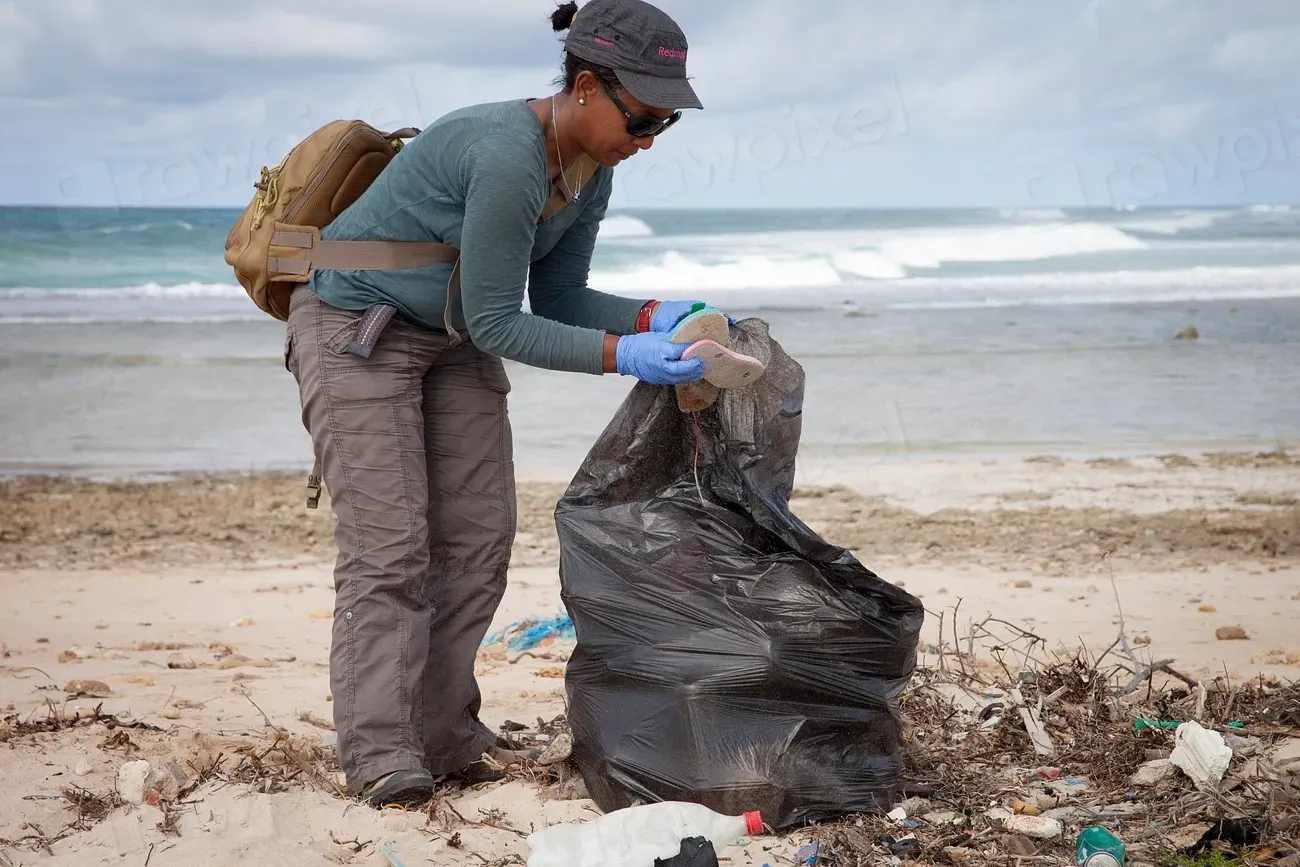 The Plastic We Throw Away Never Really Goes Away (Image Credits: Rawpixel)