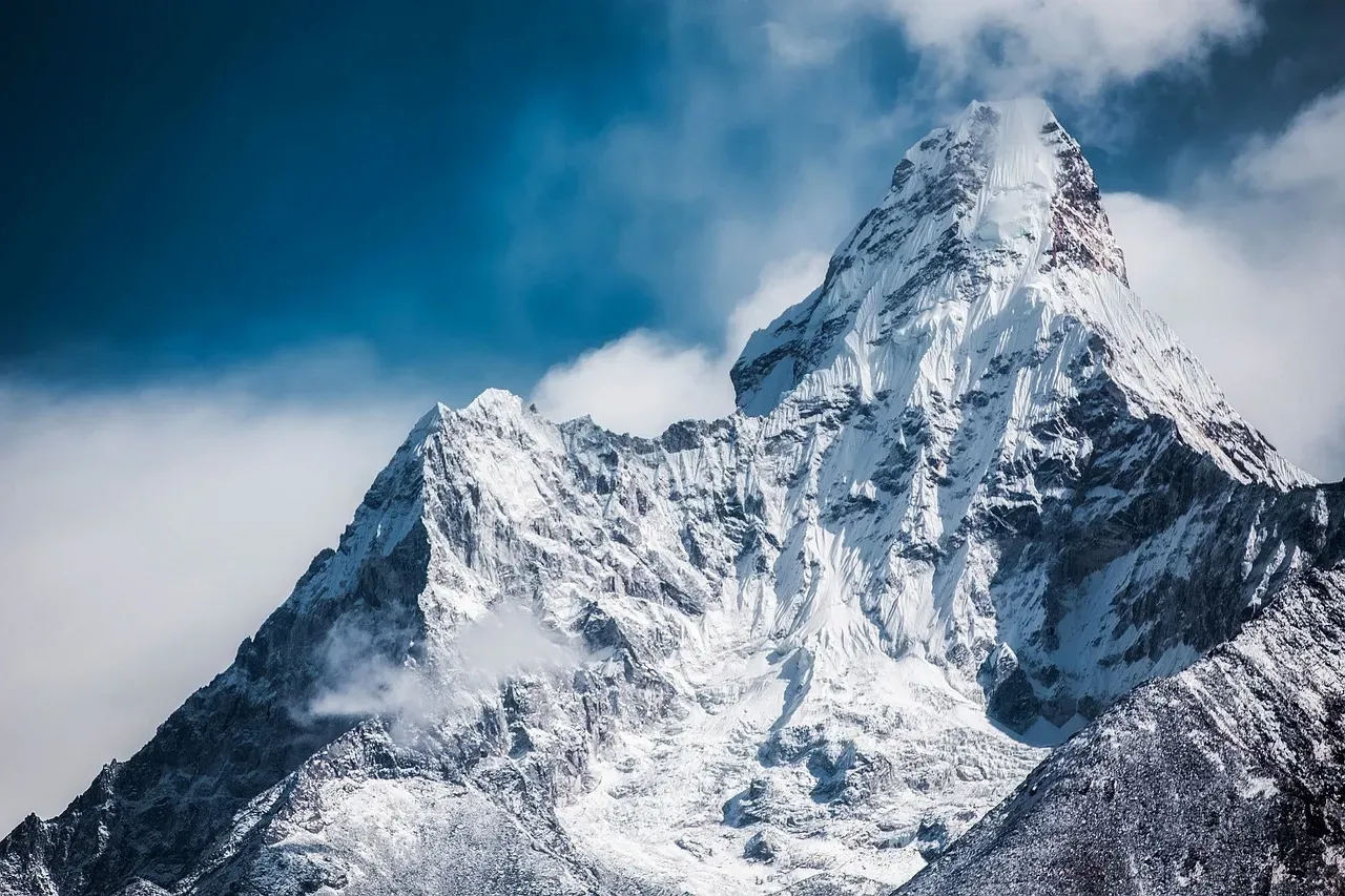 How Plate Tectonics Lifted an Ocean Floor Into the Sky (Image Credits: Pixabay)