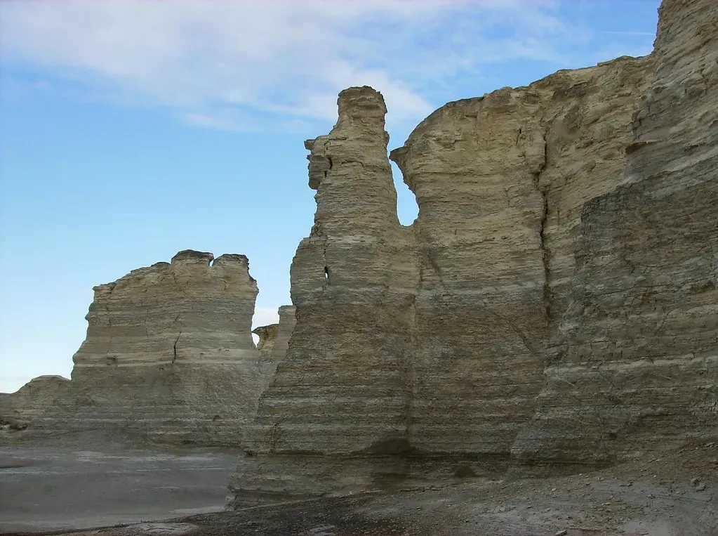 14. Monument Rocks, Kansas: The Prairie's Chalk Cathedrals (Image Credits: Flickr)