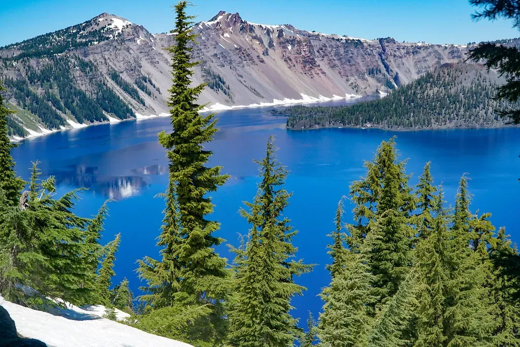 Oregon: Crater Lakes and Coastal Cliffs (Image Credits: Flickr)
