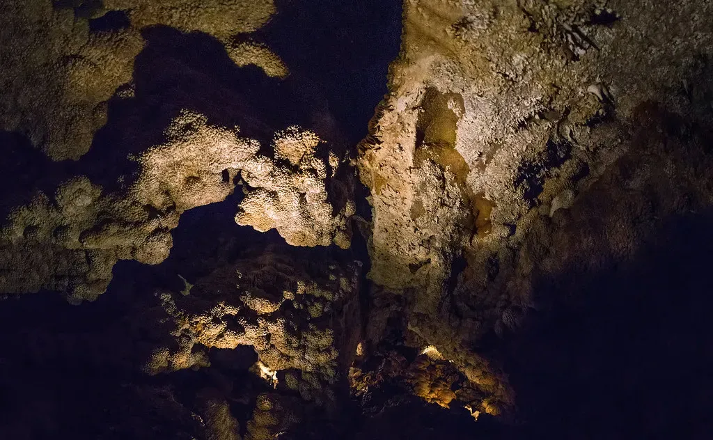 Jewel Cave National Monument: Sparkling Depths (Image Credits: Flickr)