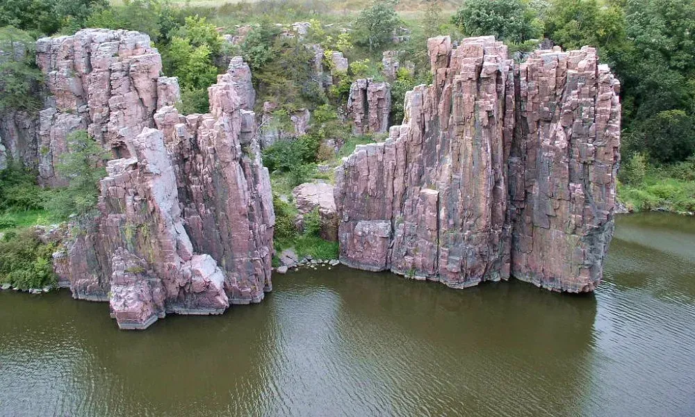 Palisades State Park: Cliffs Over the Creek (Image Credits: Wikimedia)