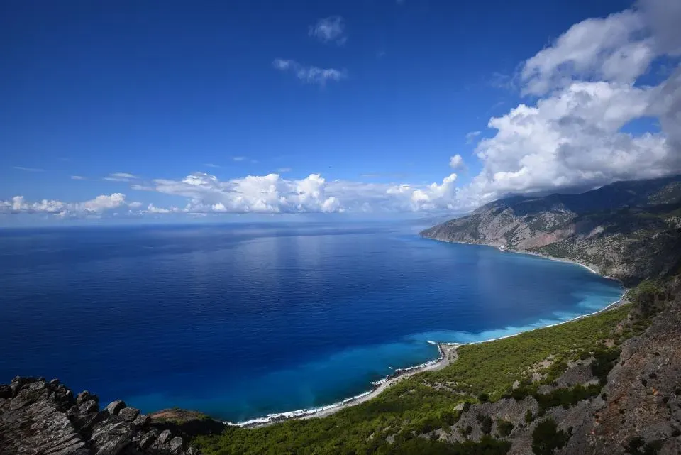 #1: You're Drawn to Water Because Your Brain Is Literally Wired for It (Image Credits: Stocksnap)
