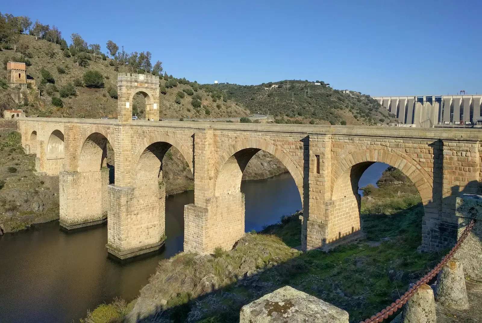 The Alcántara Bridge, Spain (Image Credits: Wikimedia)