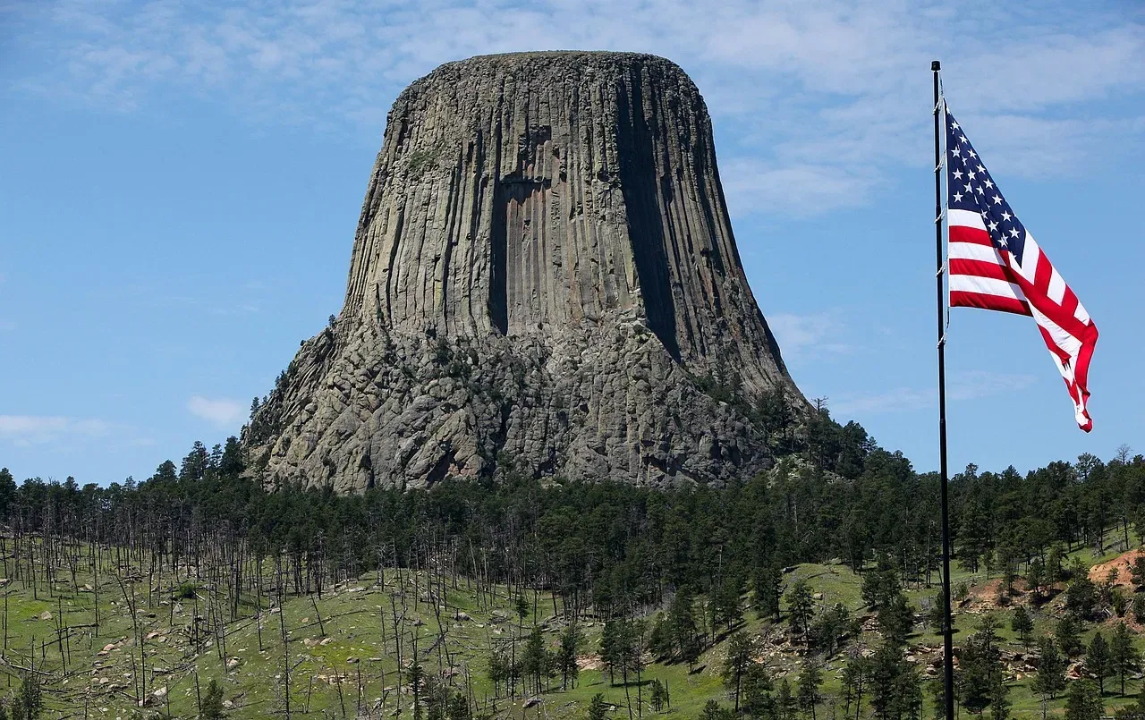 Devils Tower in Wyoming (Image Credits: Pixabay)