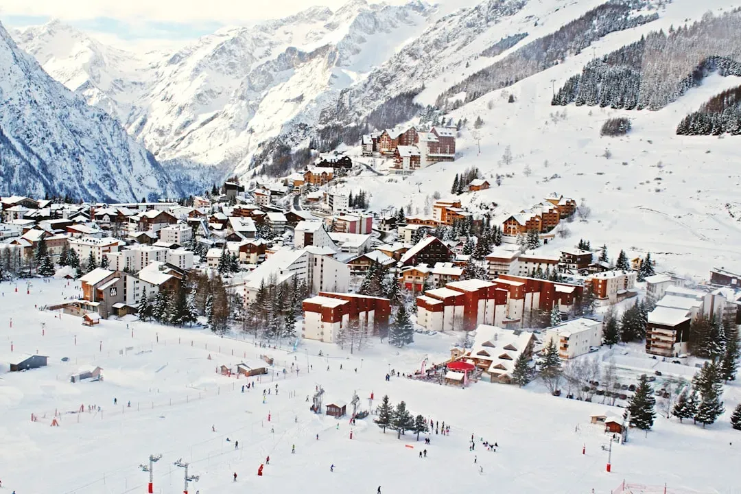 Aspen and Breckenridge, Colorado: World-Class Skiing and Mountain Charm (Image Credits: Unsplash)