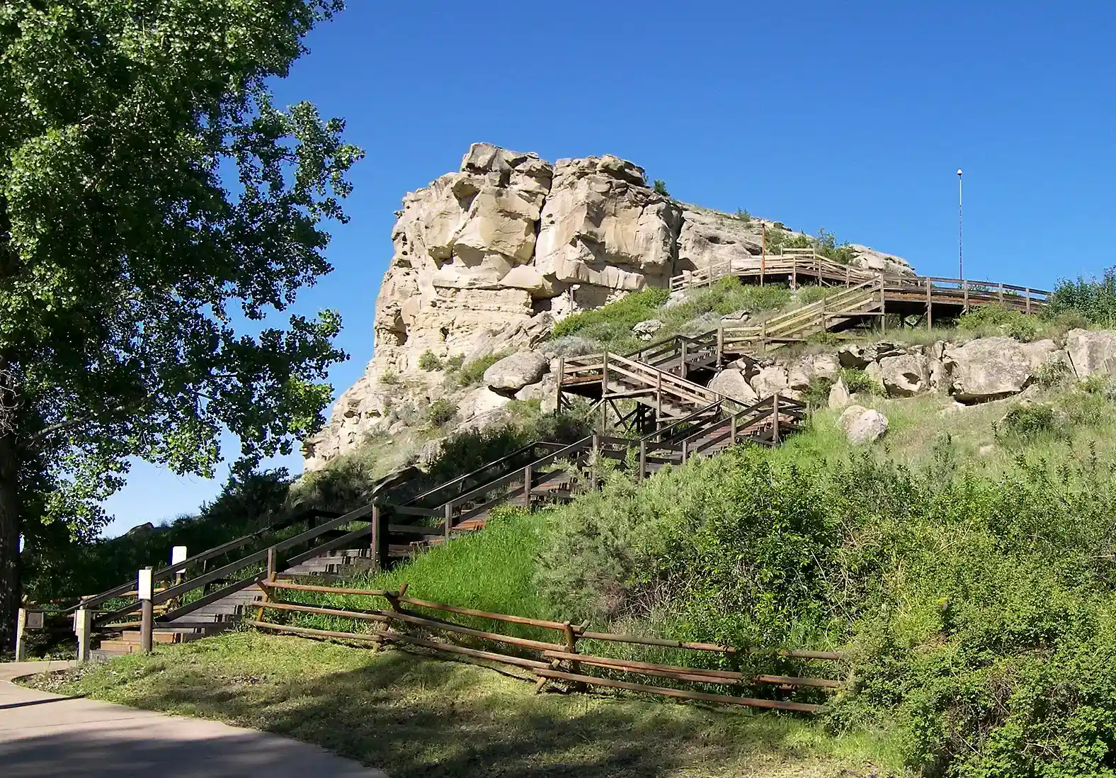Pompeys Pillar National Monument, Montana (Image Credits: Wikimedia)