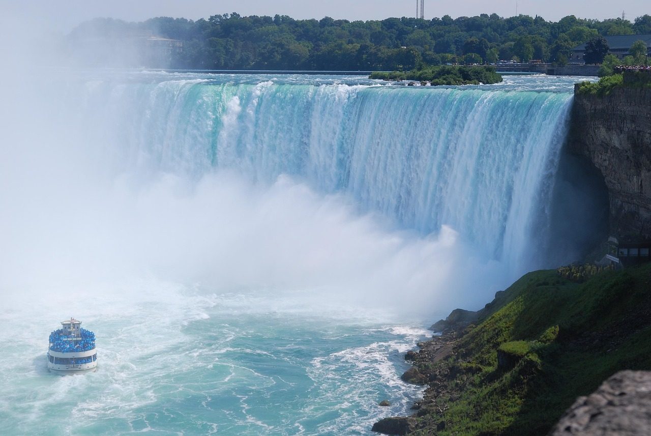 Niagara Falls: Where Water Becomes Thunder (Image Credits: Pixabay)