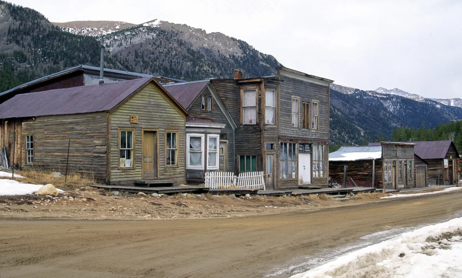 St. Elmo, Colorado – The Alpine Ghost Frozen at High Altitude (Image Credits: Wikimedia)
