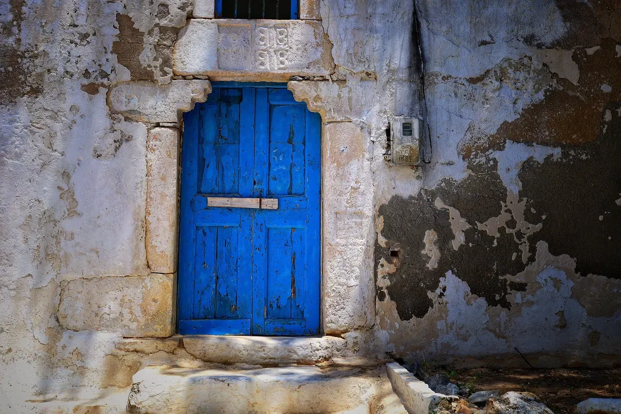 Sign #5: Stuck Windows, Warped Doors, and the Florida Scrub Connection (Image Credits: Pixabay)