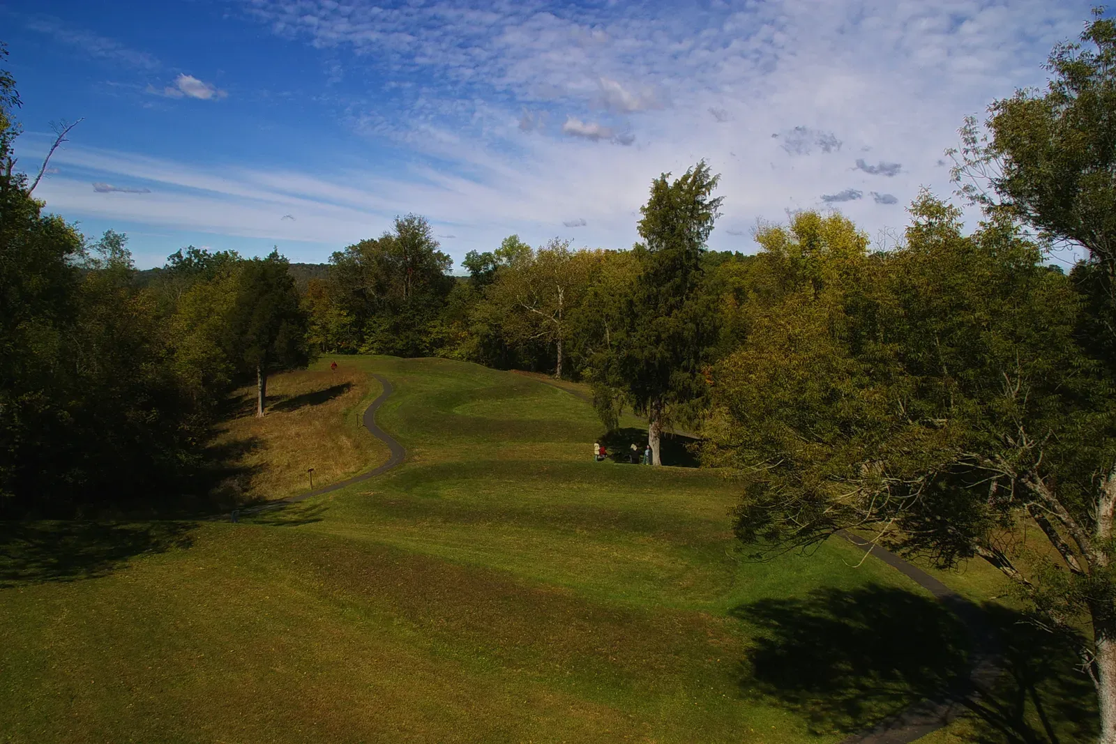 The Great Serpent Mound: An Ancient Earthwork Enigma (Image Credits: Wikimedia)