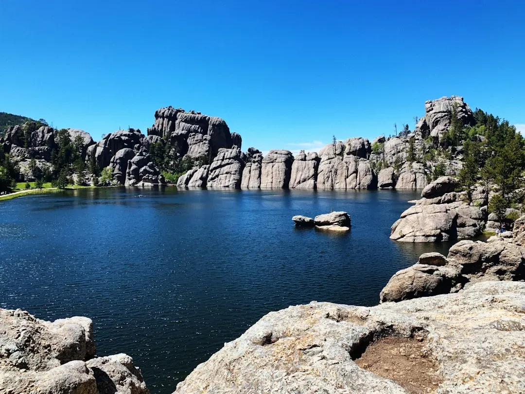 Sylvan Lake: Granite Shores and Loops (Image Credits: Unsplash)