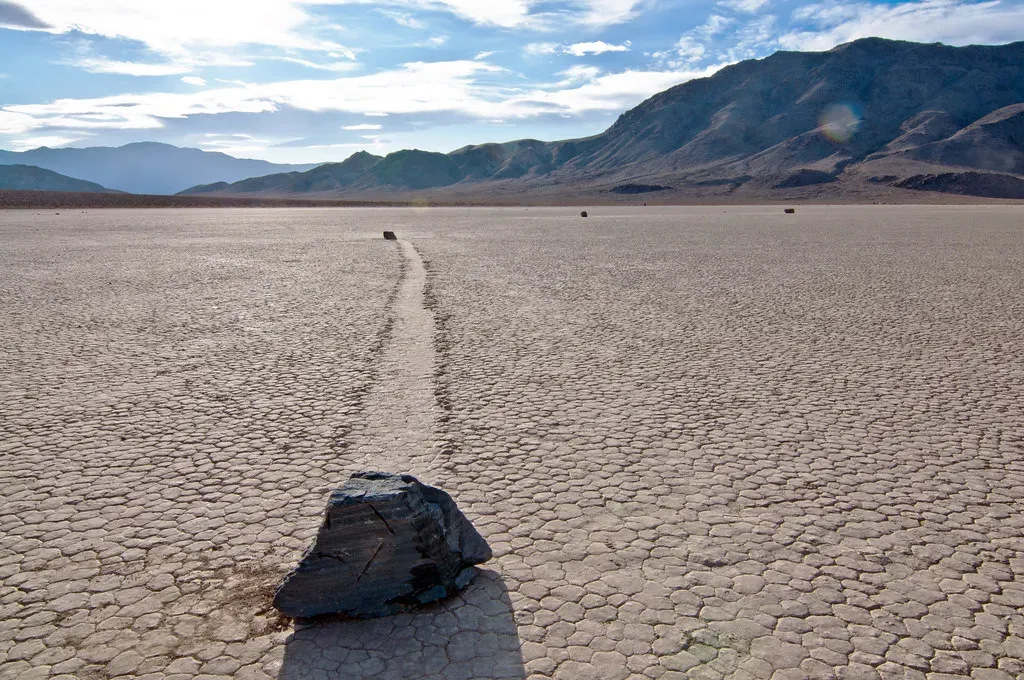 The Sailing Stones of Racetrack Playa, Death Valley, California (Image Credits: Flickr)