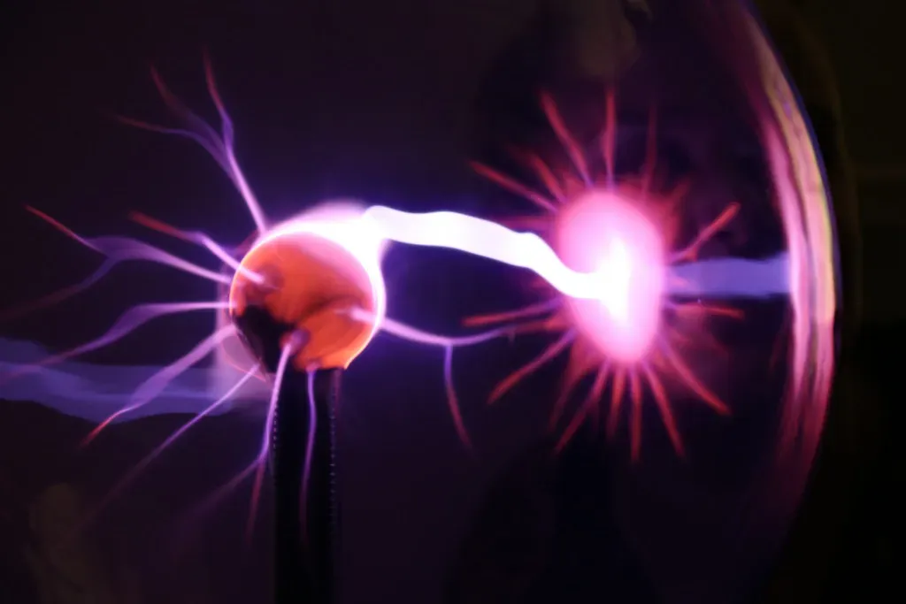 Ball Lightning That Defies Physics (Image Credits: Flickr)
