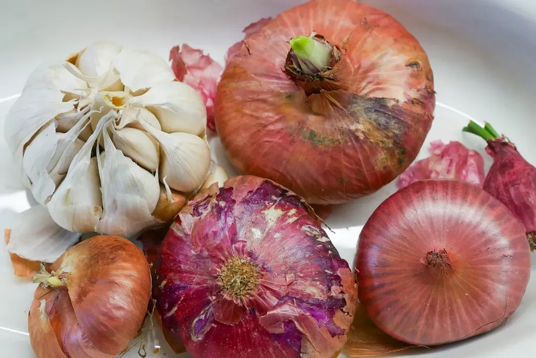 Garlic and Onion Create Pungent, Disruptive Odors (Image Credits: Unsplash)