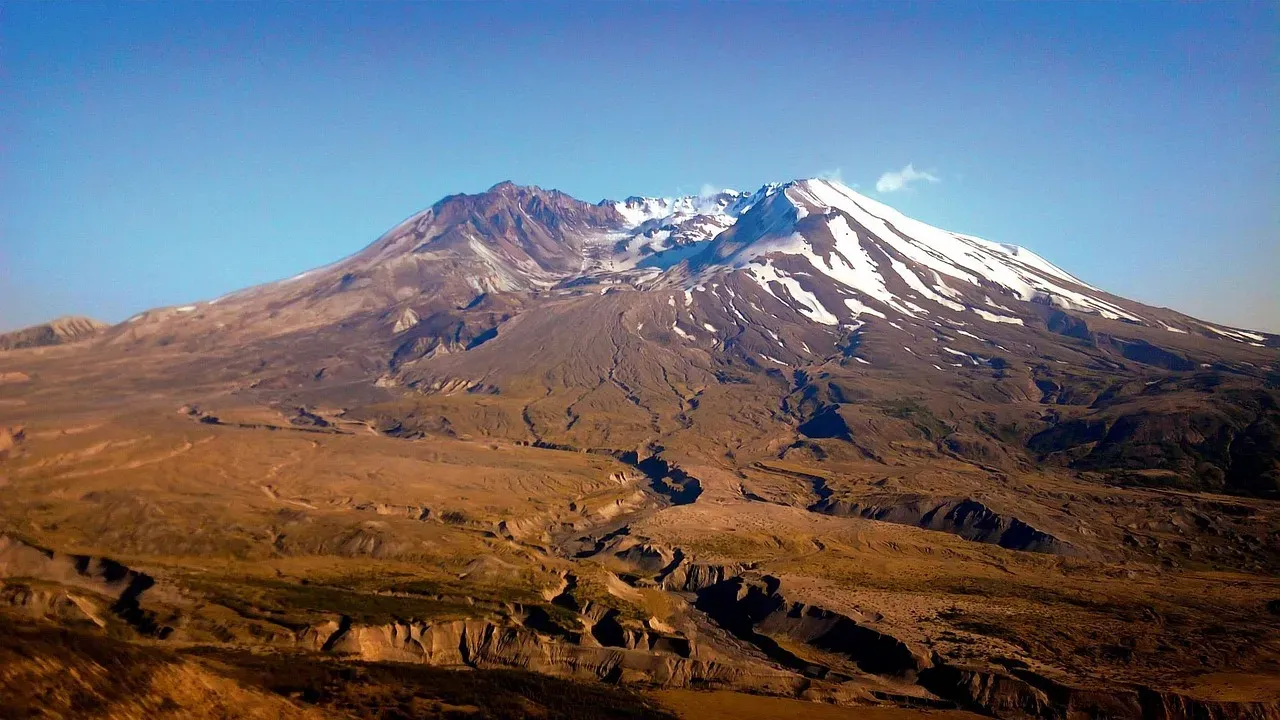 Mount St. Helens: The Cascade Awakener (Image Credits: Pixabay)