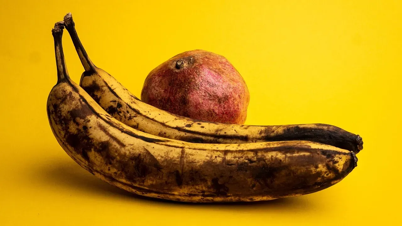 #2: Ripe and Overripe Fruit Left on the Counter (Image Credits: Pixabay)