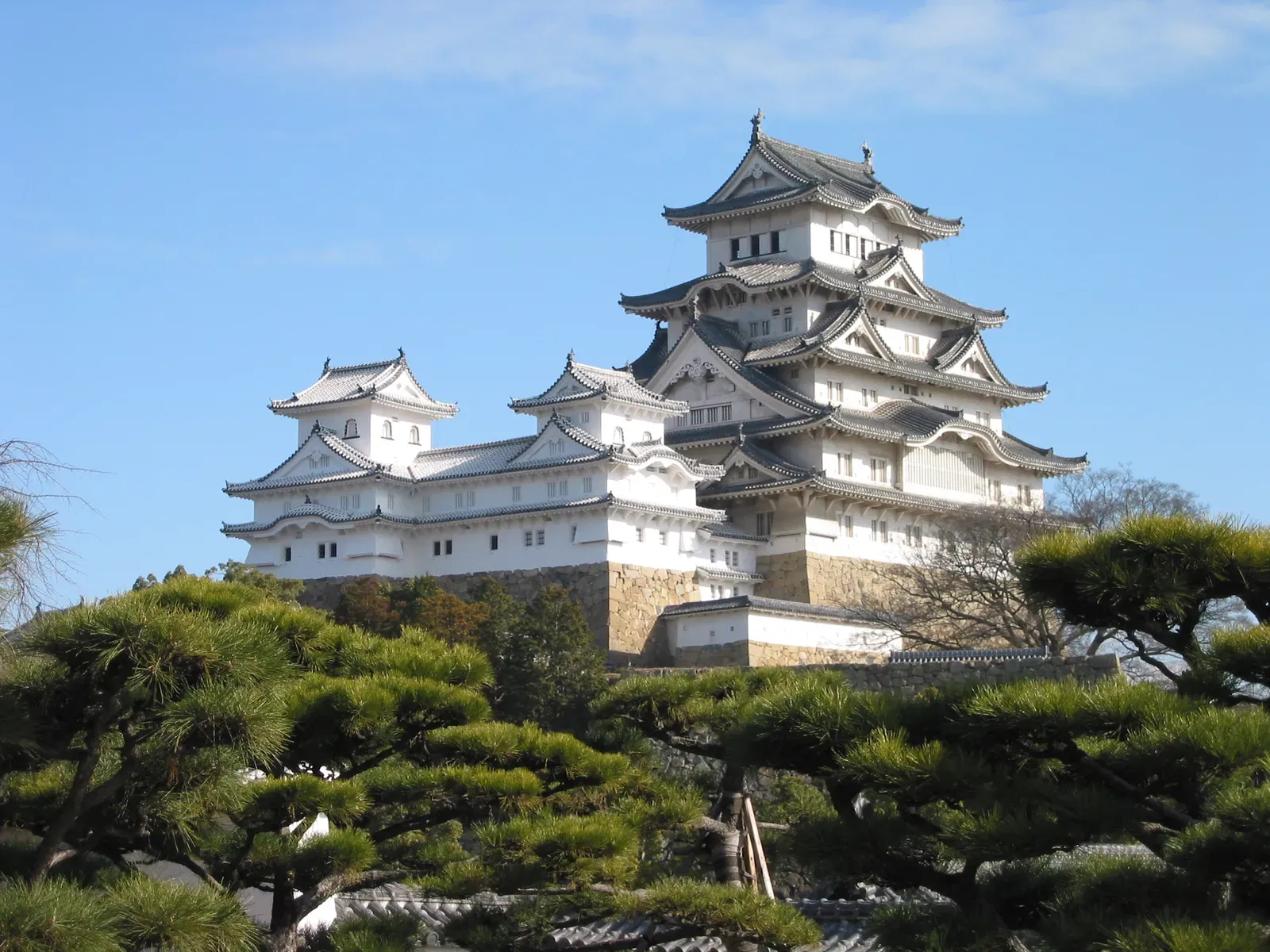 Himeji Castle: Japan's White Heron in Flight (Image Credits: Wikimedia)
