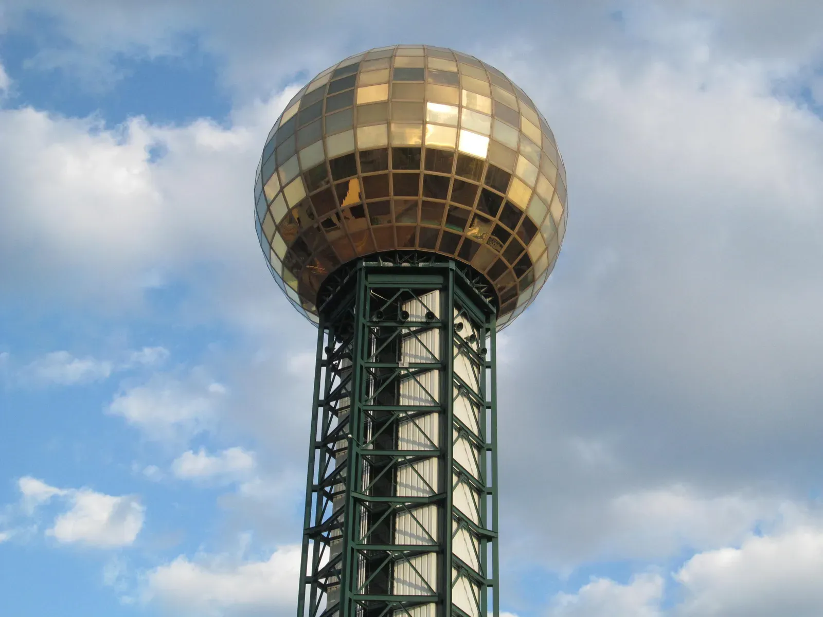 The Sunsphere Still Shimmers in Knoxville (Image Credits: Wikimedia)