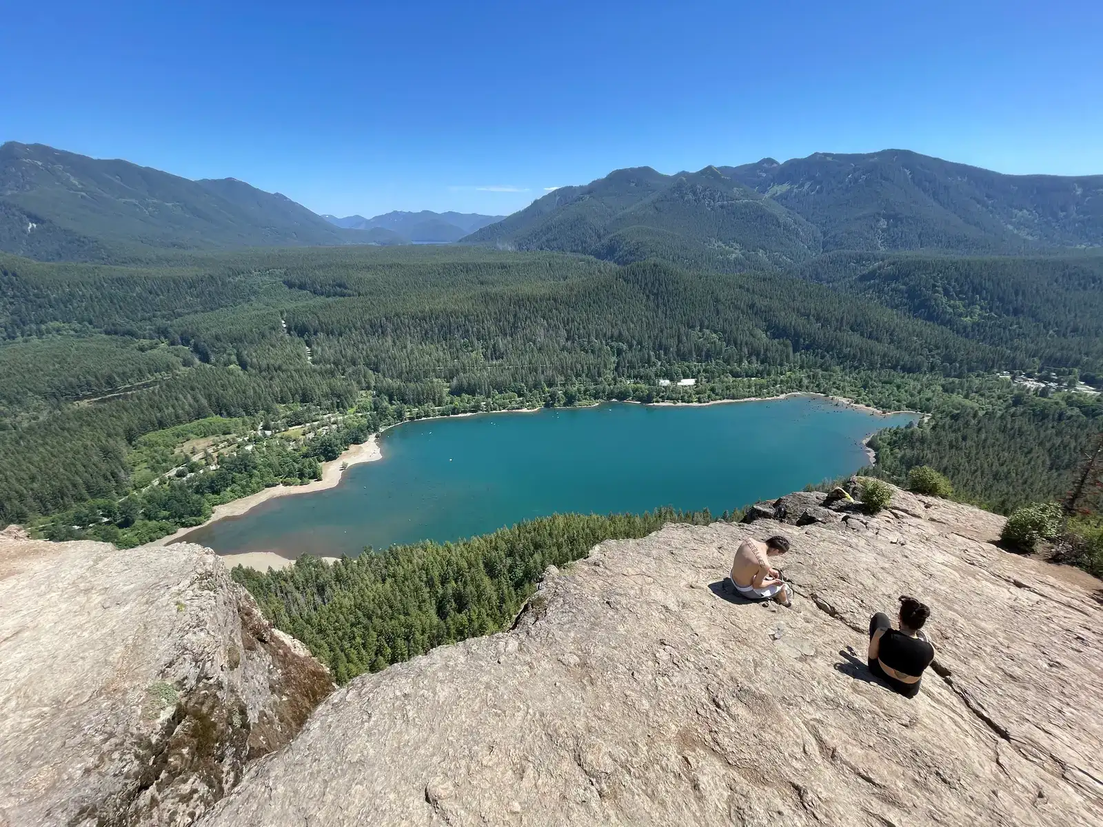 Rattlesnake Ledge: Quick Elevation, Big Rewards (Image Credits: Wikimedia)