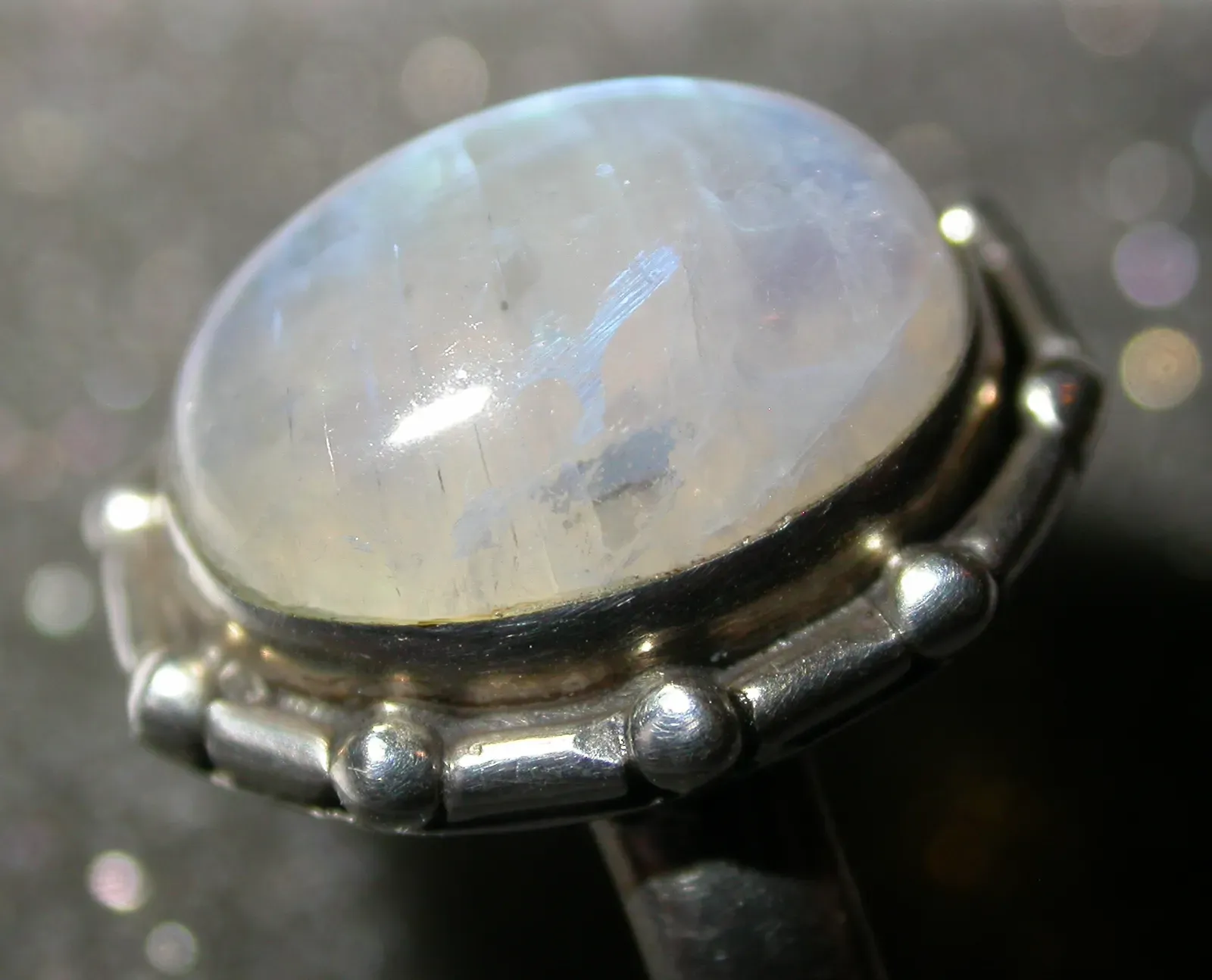 #4. Cancer (June 21 – July 22): Moonstone (By Ra'ike (see also: de:Benutzer:Ra'ike), CC BY 2.5)