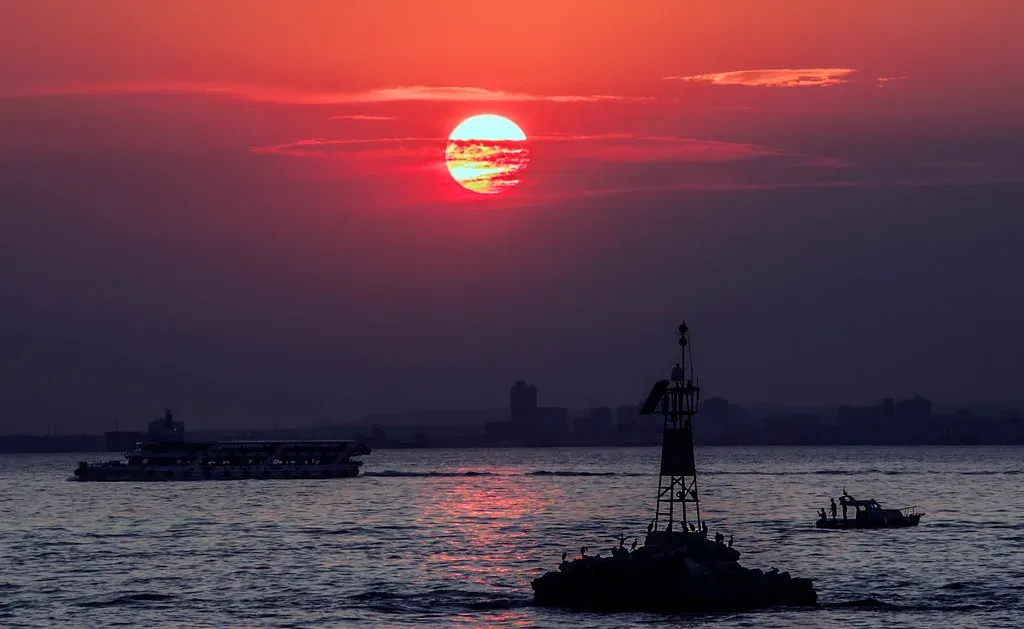 Why Sunsets Paint the Sky Red and Orange (Image Credits: Flickr)