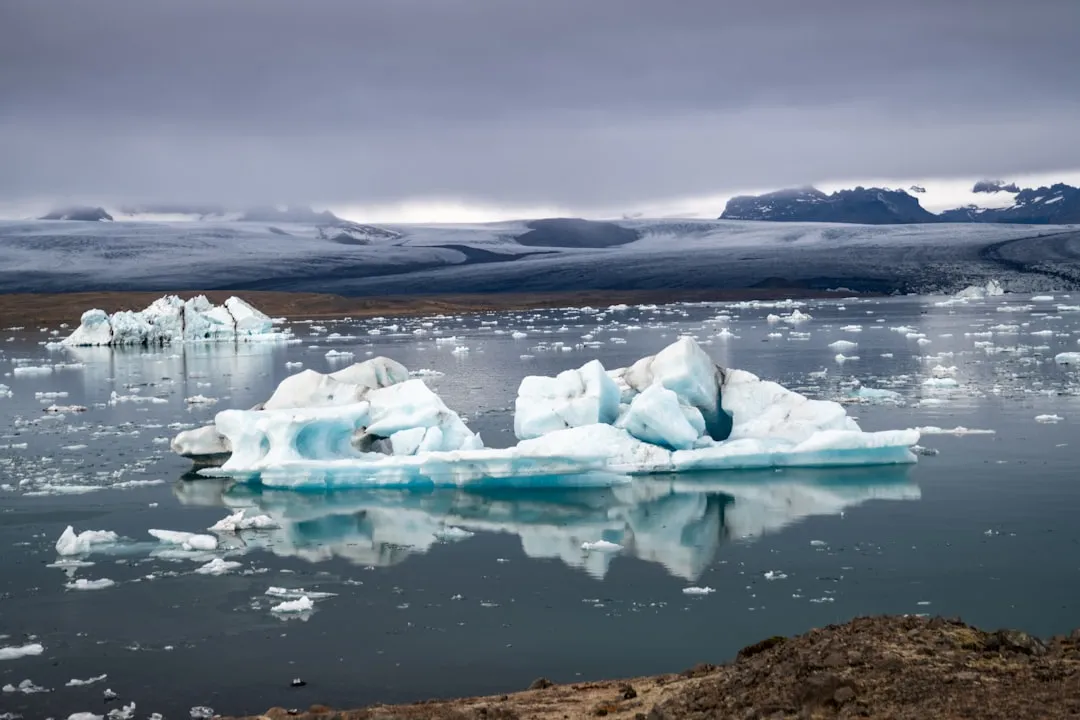 2. Overdeepening and Bedrock Stripping: Why Some Lakes Are Shockingly Deep (Image Credits: Unsplash)