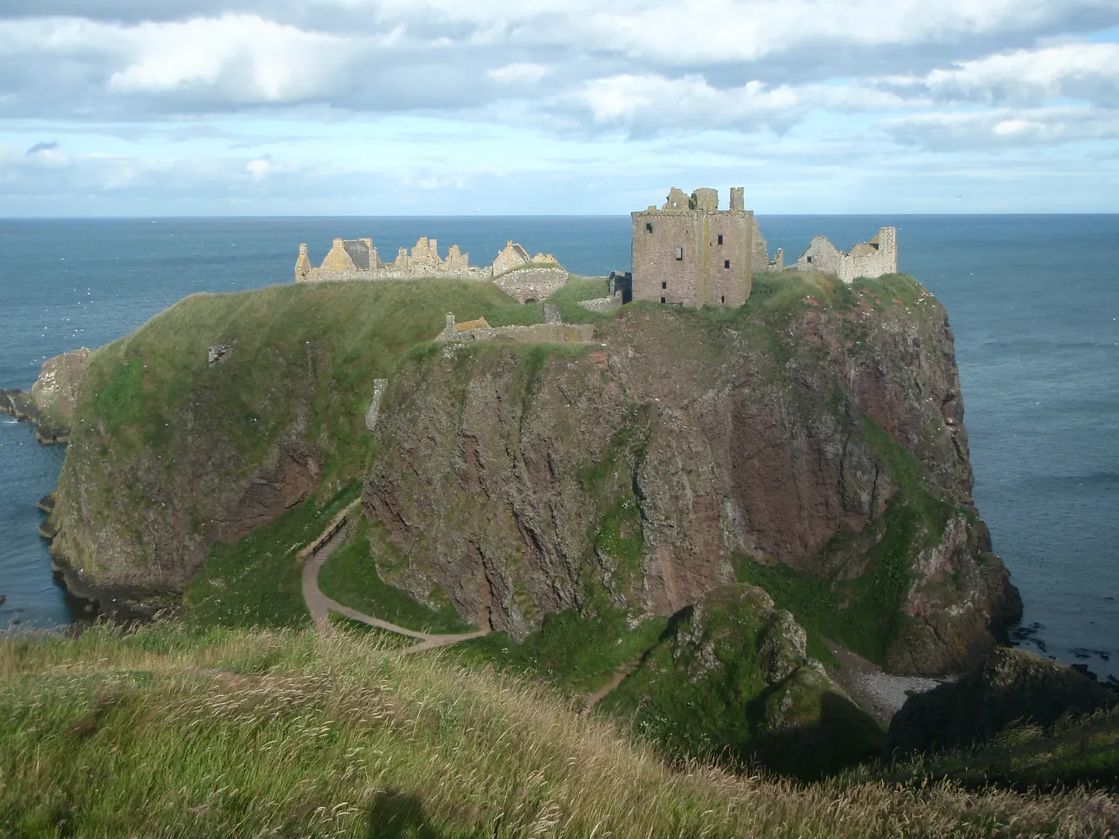 Dunnottar Castle, Scotland (Image Credits: Wikimedia)