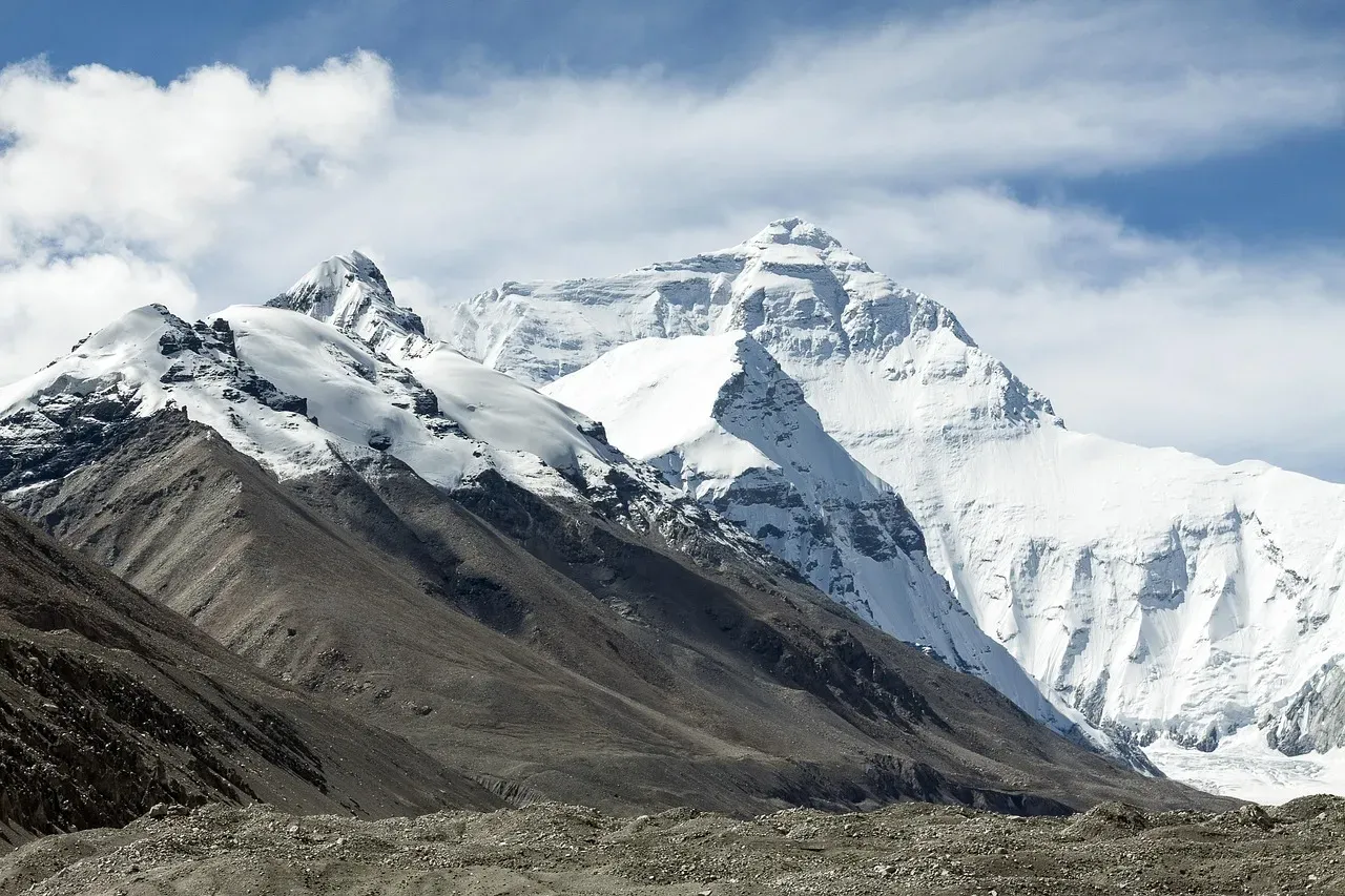 The Fossil Record Locked Into the Summit Rocks (Image Credits: Pixabay)