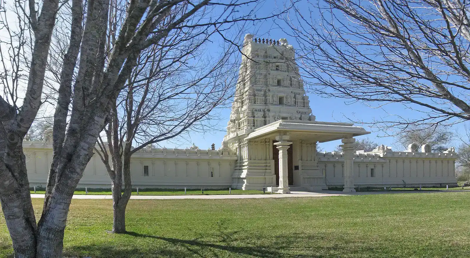 Meenakshi Amman Temple, Madurai &ndash; The Acoustic Pillars (Image Credits: Wikimedia)
